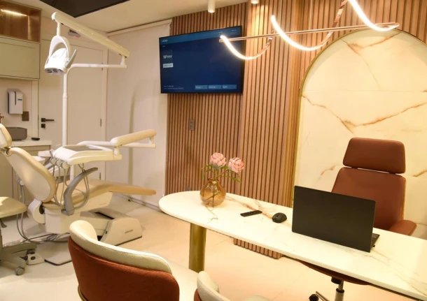 Sala de atendimento da clínica Hesy com cadeira odontológica, bancada e ambiente moderno