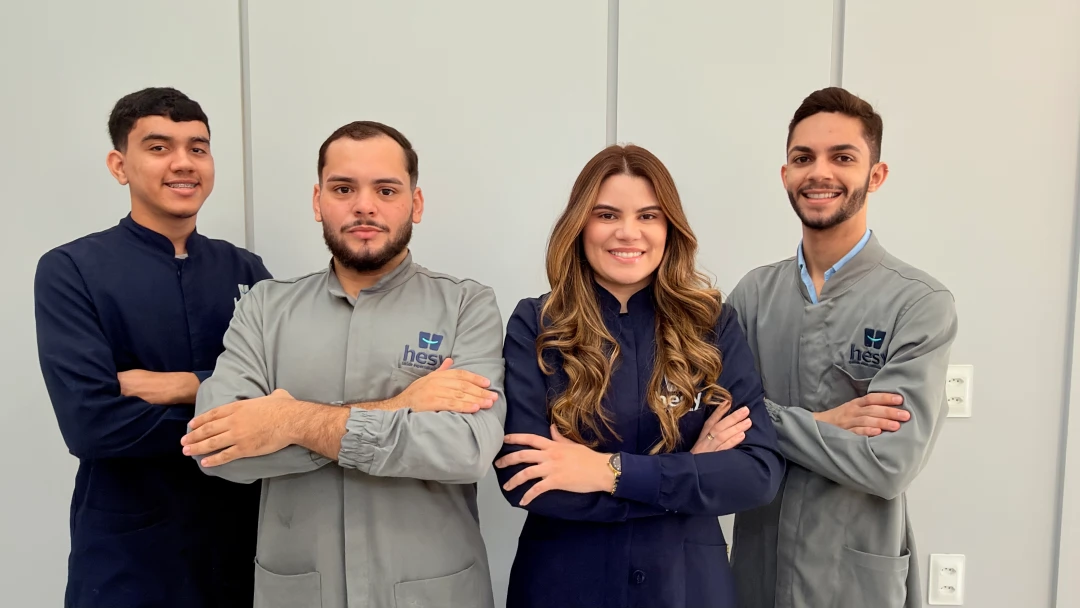 Equipe de Laboratório da Hesy — Precisão e tecnologia em cada etapa